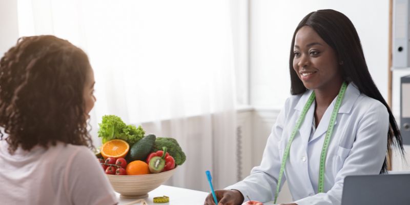 A dietition with a client