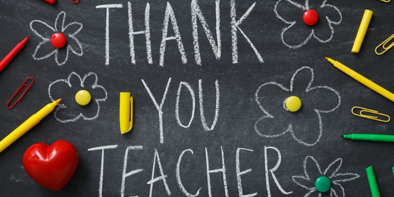Black school board with chalk inscription "Thank you teacher!"