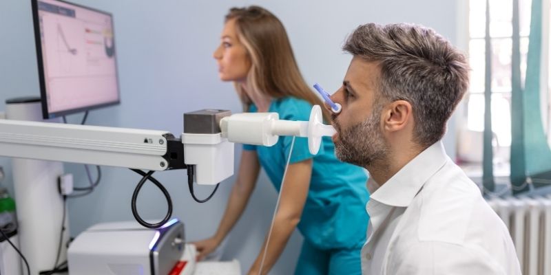 A patient getting pulmonary rehab treatment
